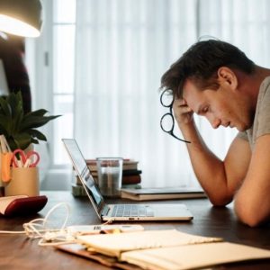 Stress burnout overwerkt met jezelf in de knoop