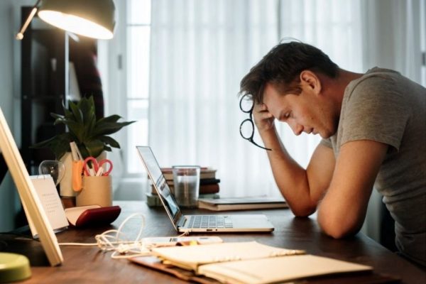 Stress burnout overwerkt met jezelf in de knoop